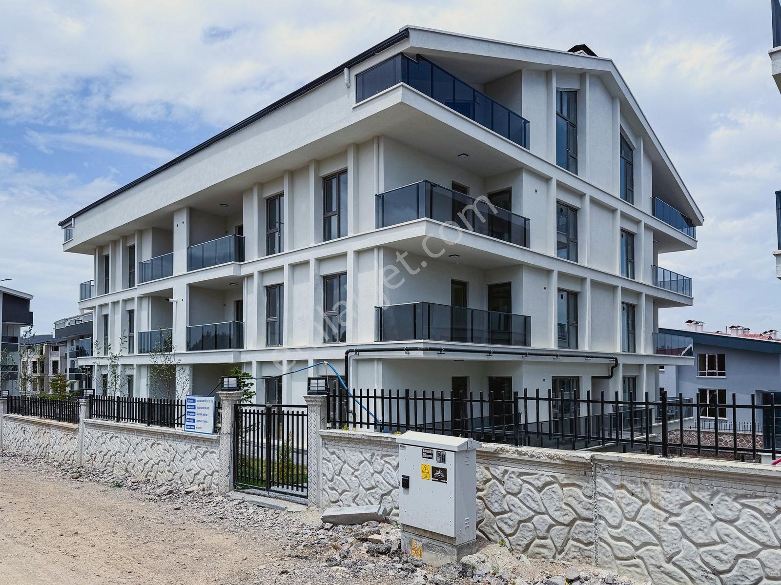 İncek Site İçinde Güneydoğu Cephe 1+1 Balkonlu Daire — fotoğraf 9