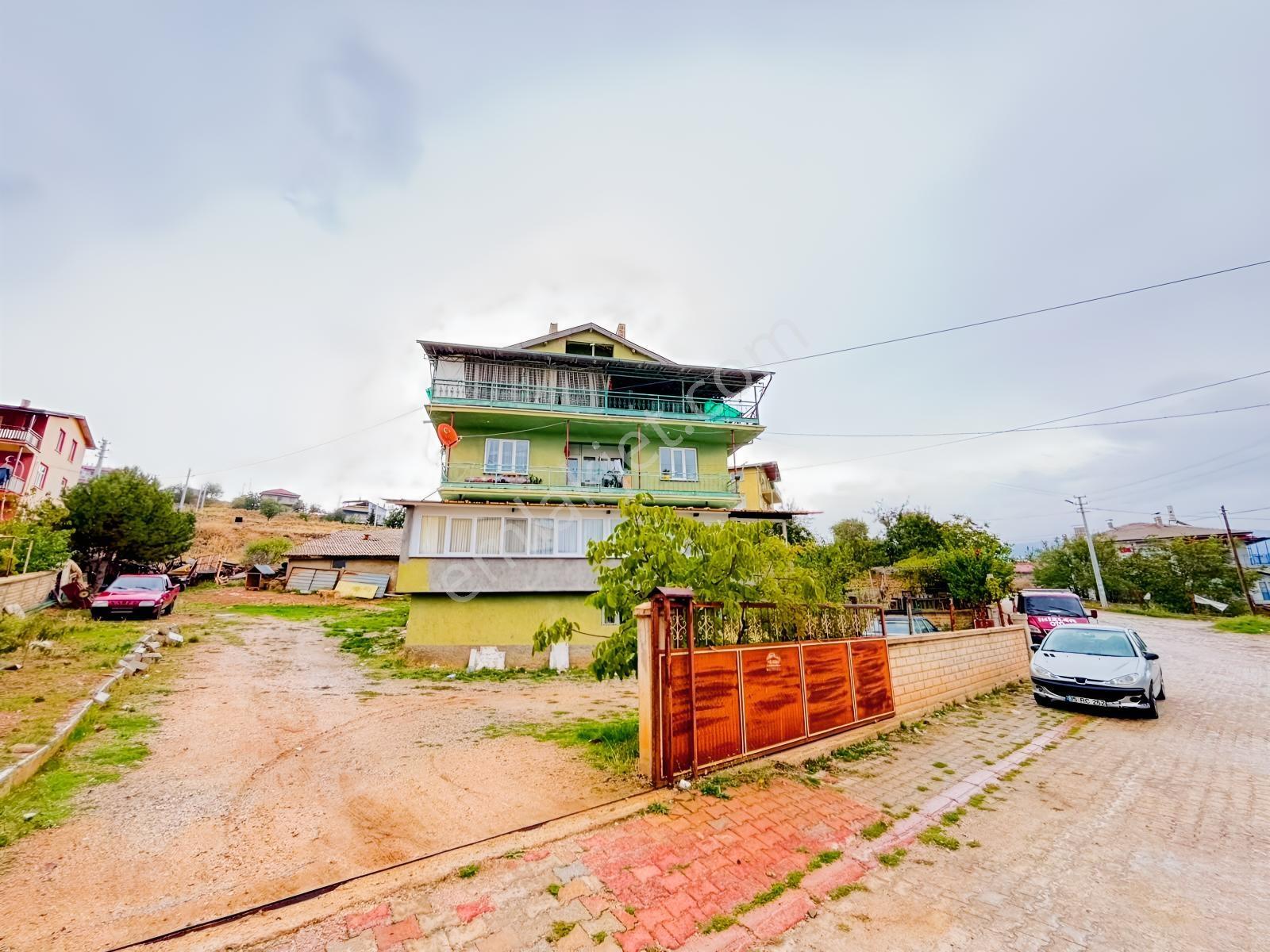 Hüyükte Cadde Cepheli Fırsat Arsa — fotoğraf 3