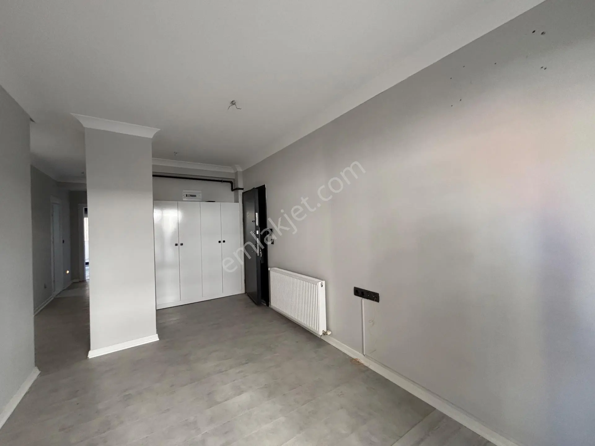 Seferihisar Çarşı Merkezine Yakın Geniş Teraslı Satılık 1+1 Daire — fotoğraf 2