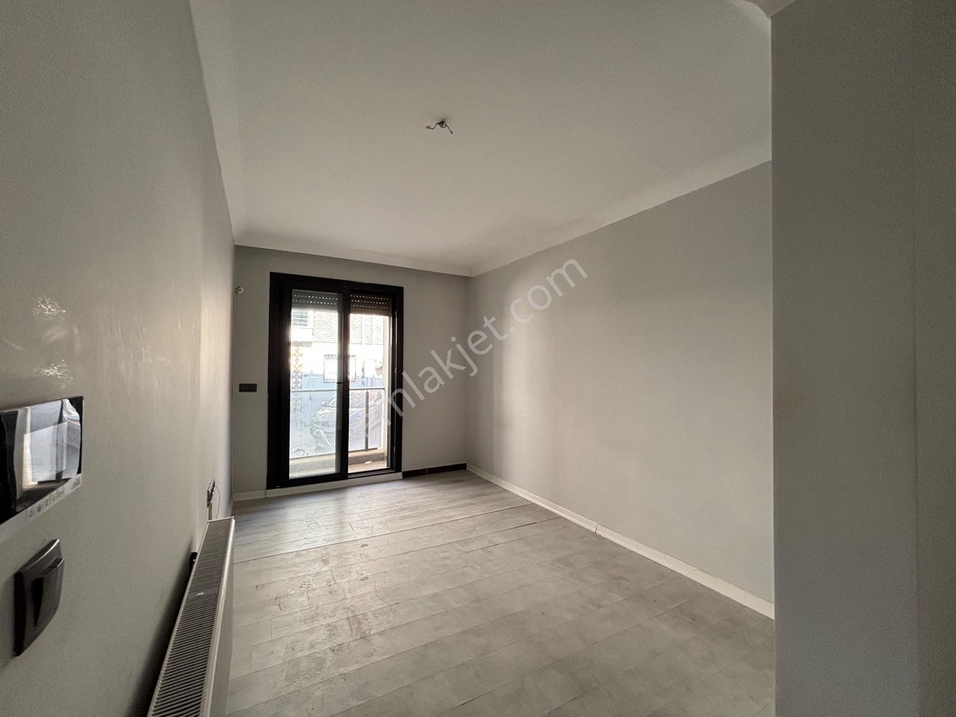 Seferihisar Çarşı Merkezine Yakın Geniş Teraslı Satılık 1+1 Daire — fotoğraf 7