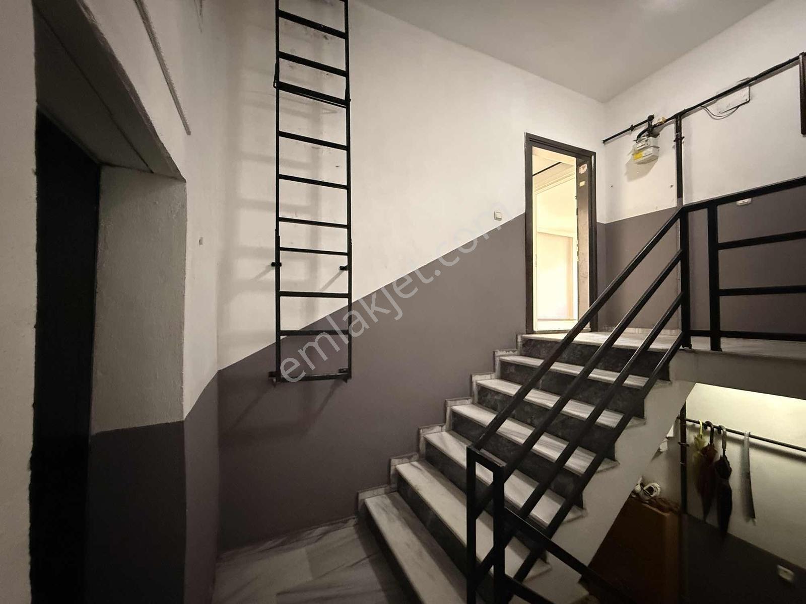 Silahtarağa'da-asansörlü-kat İrtifaklı-satılık 2+1 Daire — fotoğraf 12