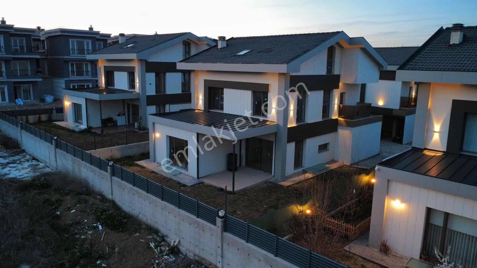 Bağlıca'Da 5+1 Site İçerisin'De Oturumma Hazır Lüks Villa