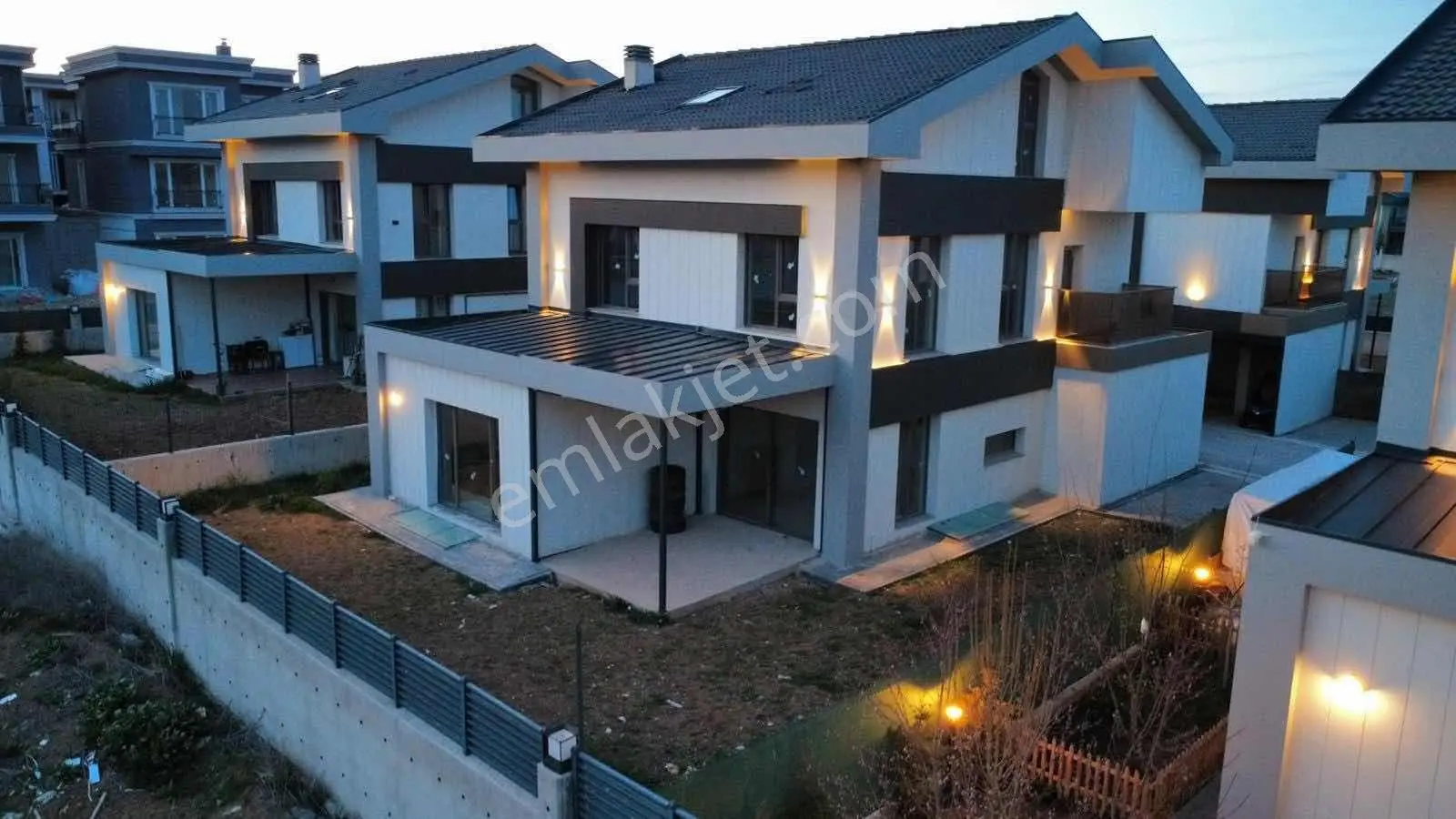 Bağlıca'da 5+1 Site İçerisin'de Oturumma Hazır Lüks Villa — fotoğraf 2