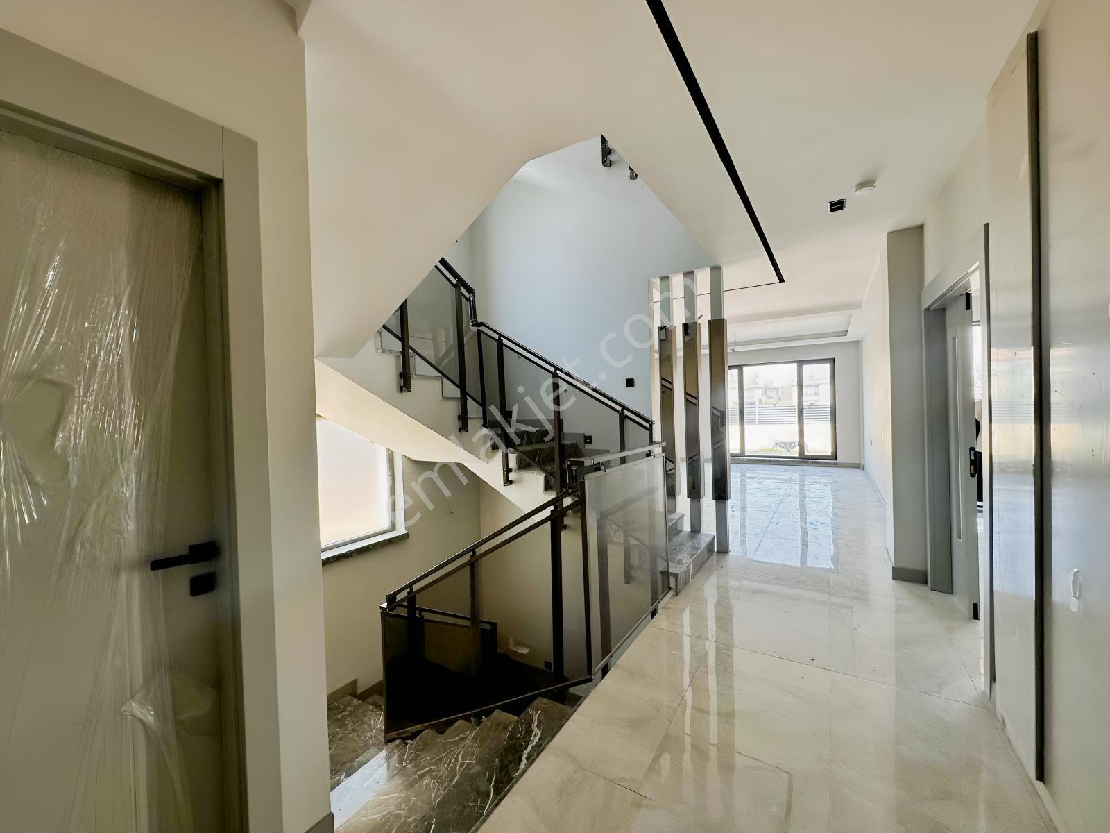 Bağlıca'da 5+1 Site İçerisin'de Oturumma Hazır Lüks Villa — fotoğraf 16
