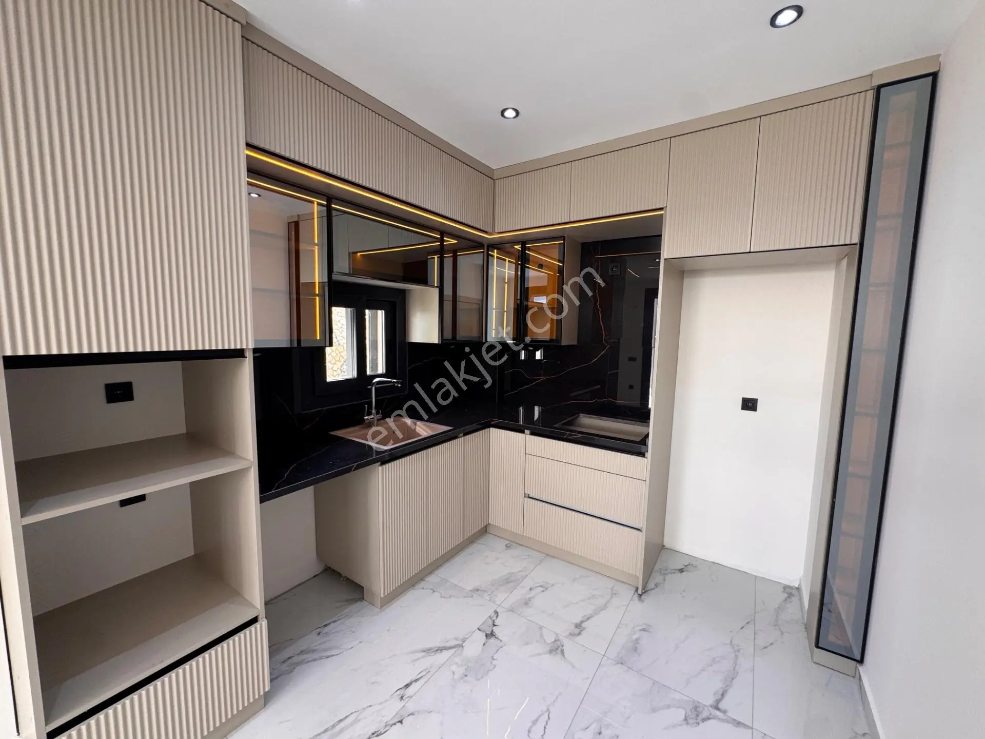 Didim Altınkumda 4+1 Ayrı Mutfak Havuzlu-otoparklı Satılık Lüks Villa — fotoğraf 19