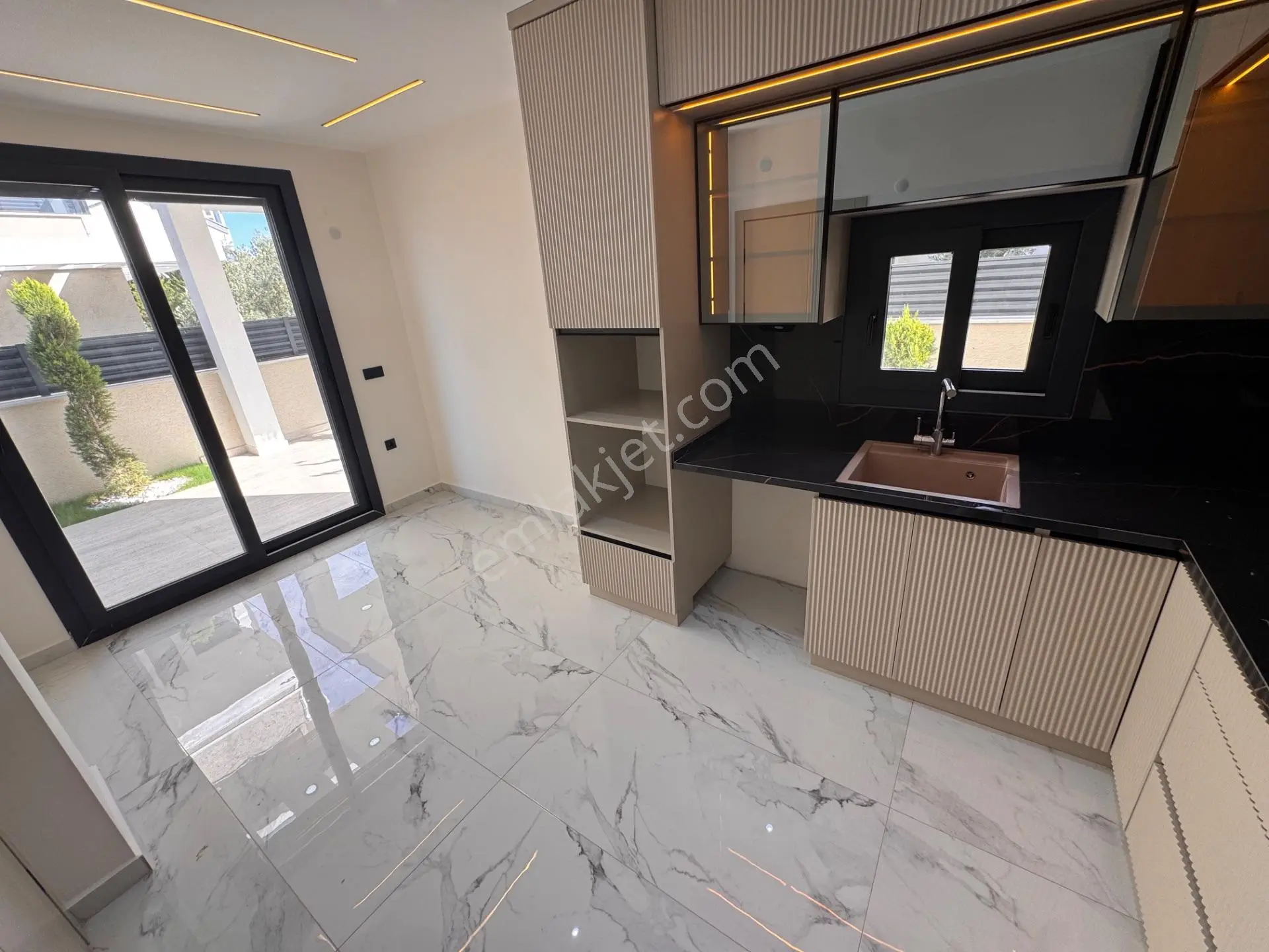 Didim Altınkumda 4+1 Ayrı Mutfak Havuzlu-otoparklı Satılık Lüks Villa — fotoğraf 20