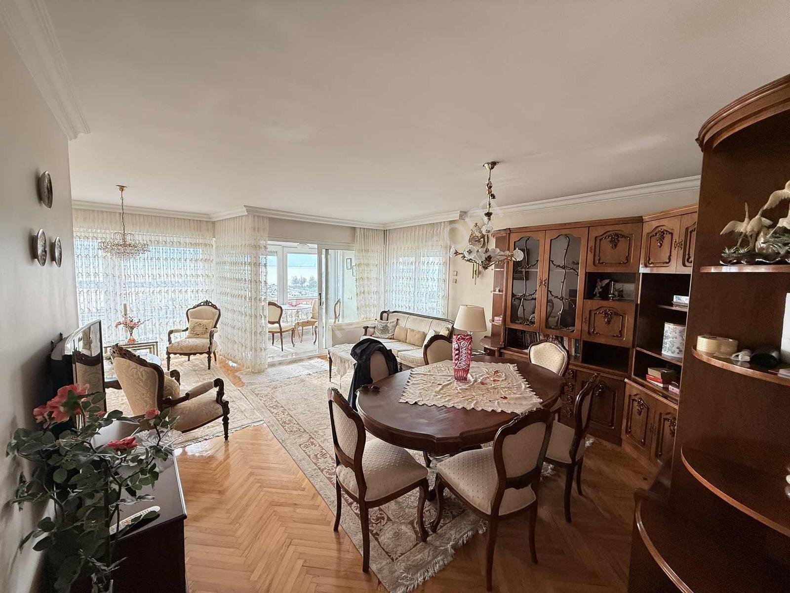 Karşıyaka Bostanlı Da Deniz Manzaralı 3+1 Satılık Yalı Dairesi — fotoğraf 13