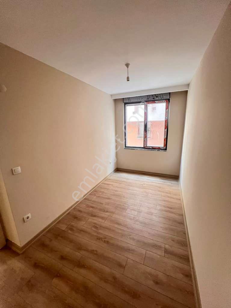 Kaçmaz'dan Küçükyalı'da Merkezi Konumlu Ön Cephe Balkonlu 2+1 — fotoğraf 21