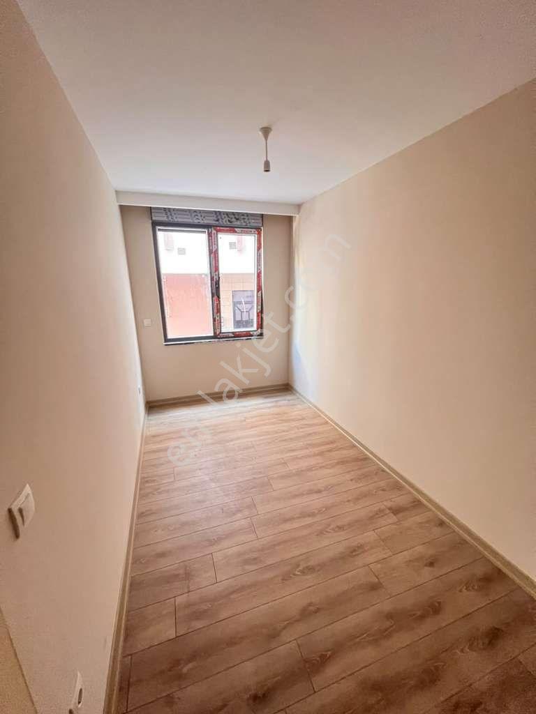 Kaçmaz'dan Küçükyalı'da Merkezi Konumlu Ön Cephe Balkonlu 2+1 — fotoğraf 22