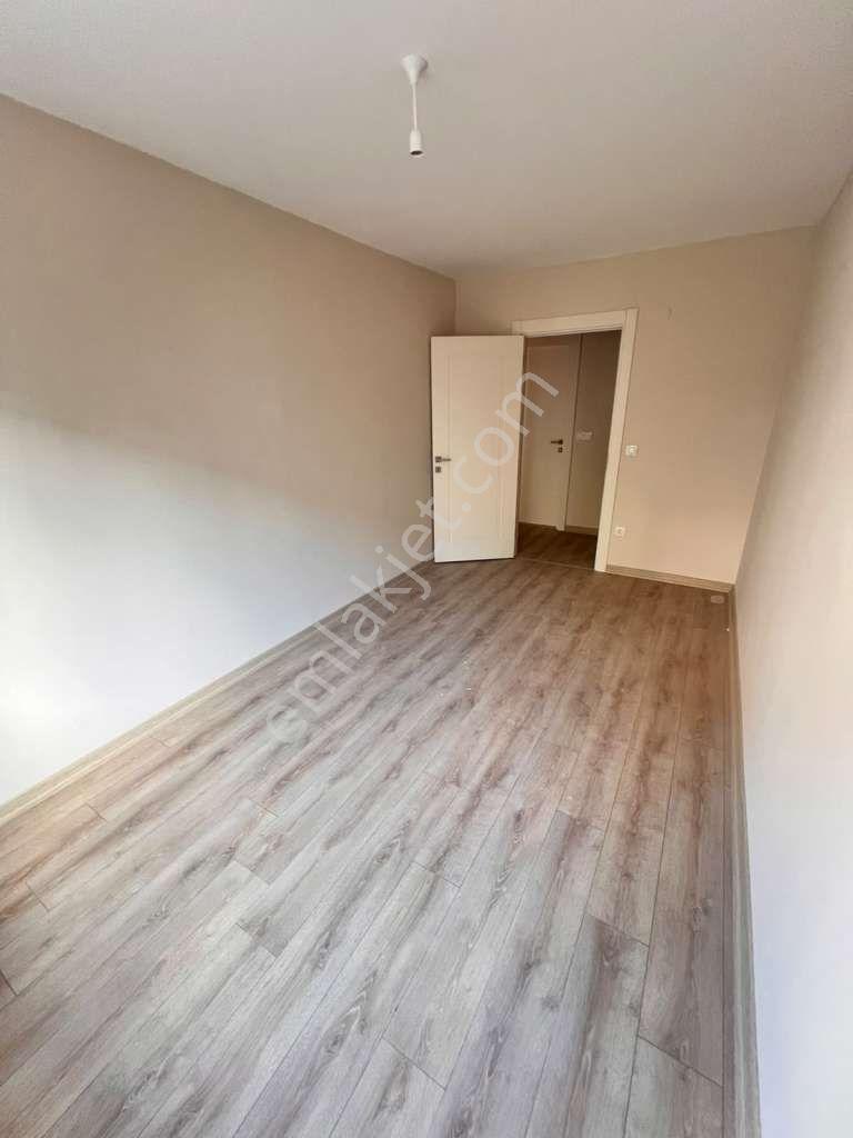 Kaçmaz'dan Küçükyalı'da Merkezi Konumlu Ön Cephe Balkonlu 2+1 — fotoğraf 24
