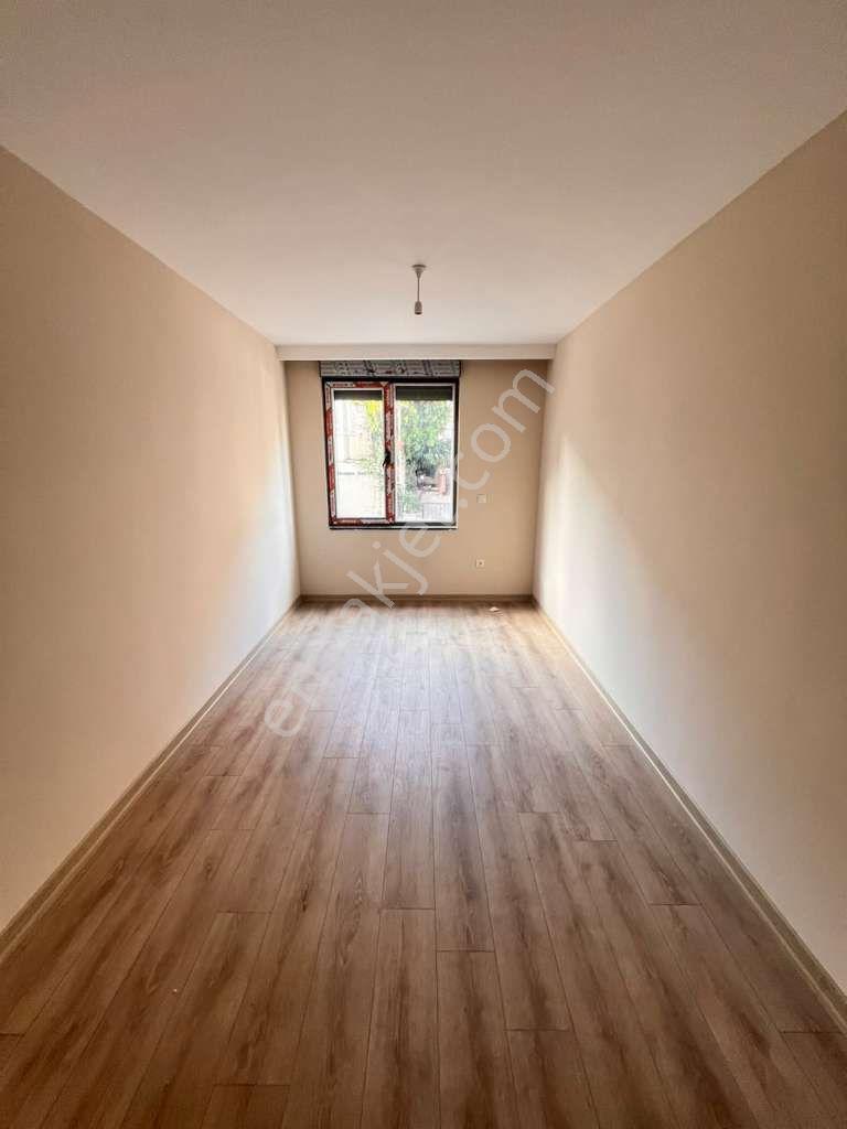 Kaçmaz'dan Küçükyalı'da Merkezi Konumlu Ön Cephe Balkonlu 2+1 — fotoğraf 25