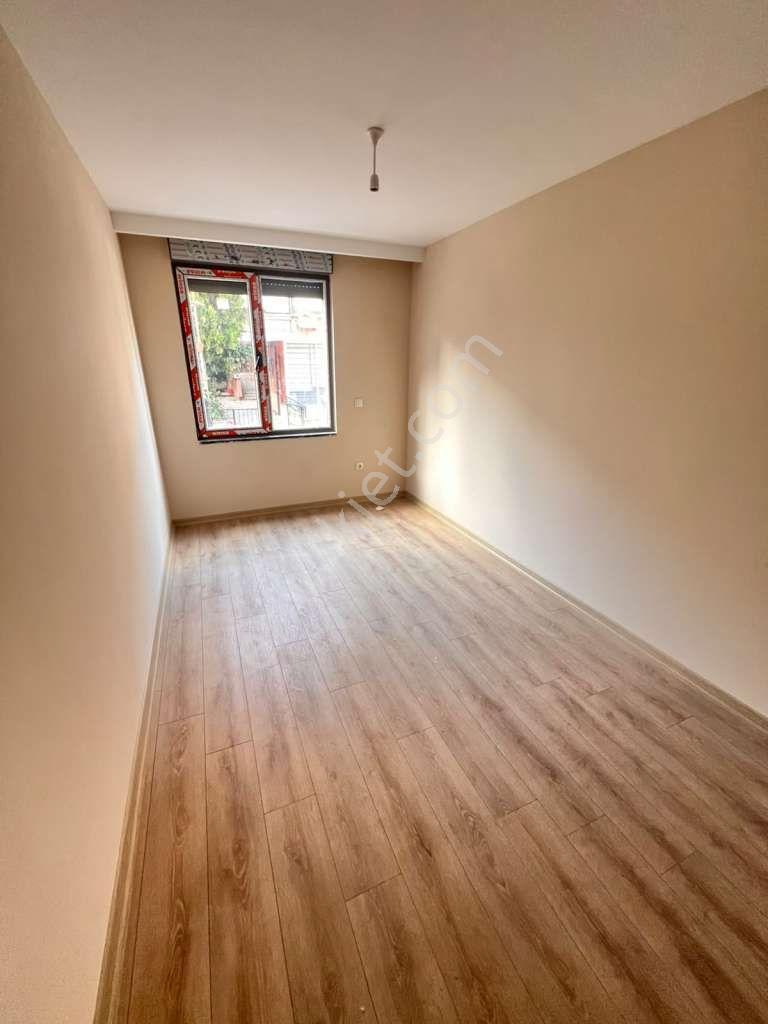 Kaçmaz'dan Küçükyalı'da Merkezi Konumlu Ön Cephe Balkonlu 2+1 — fotoğraf 26