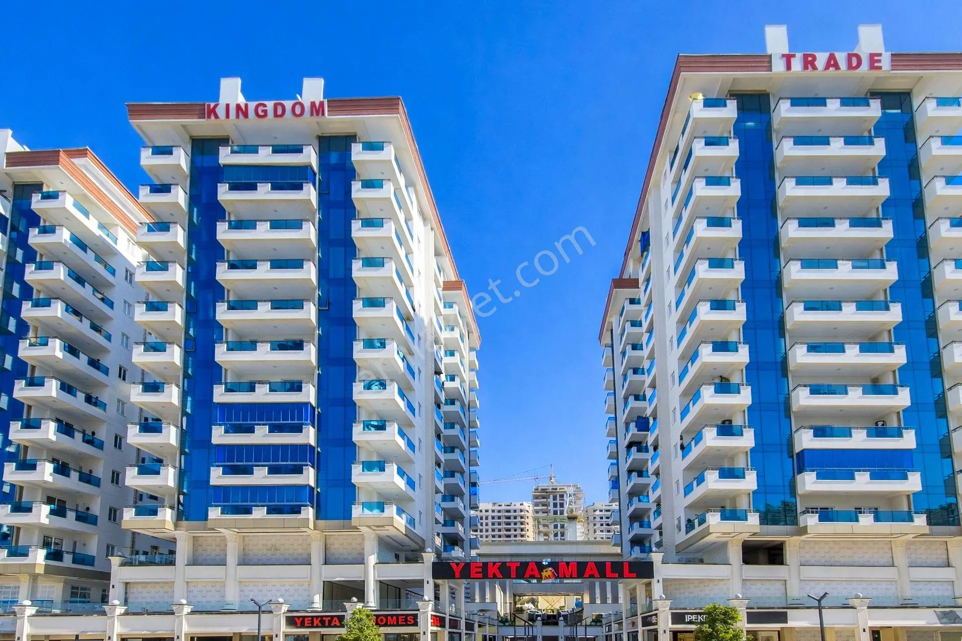Mahmutlar’da Avm’li Sitede 81 M2 Eşyalı 2 Balkonlu 1+1 Satılık Daire — fotoğraf 2