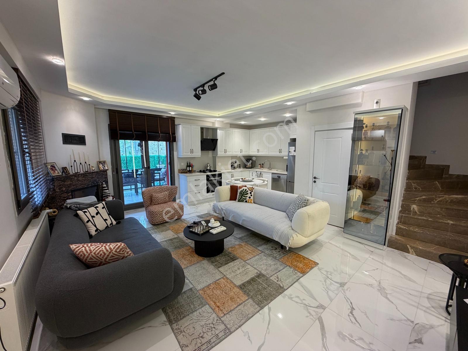 Foça Bağarası'nda Merkezi Konumda Satılık 3+1 Villa Isı Pompalı — fotoğraf 2