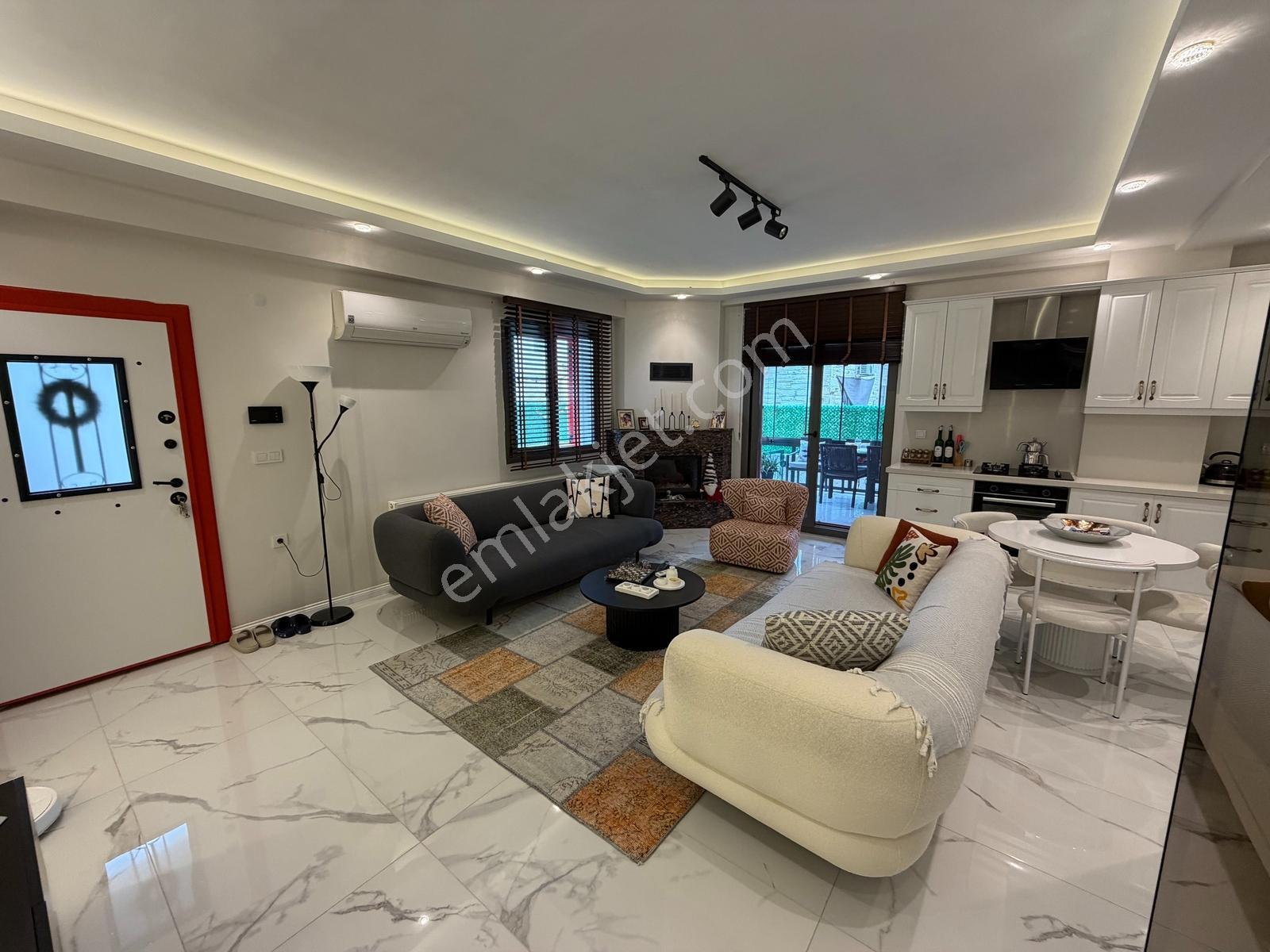 Foça Bağarası'nda Merkezi Konumda Satılık 3+1 Villa Isı Pompalı — fotoğraf 3