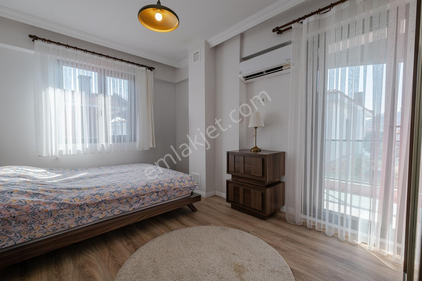 Foça Bağarası'nda Merkezi Konumda Satılık 3+1 Villa Isı Pompalı — fotoğraf 13