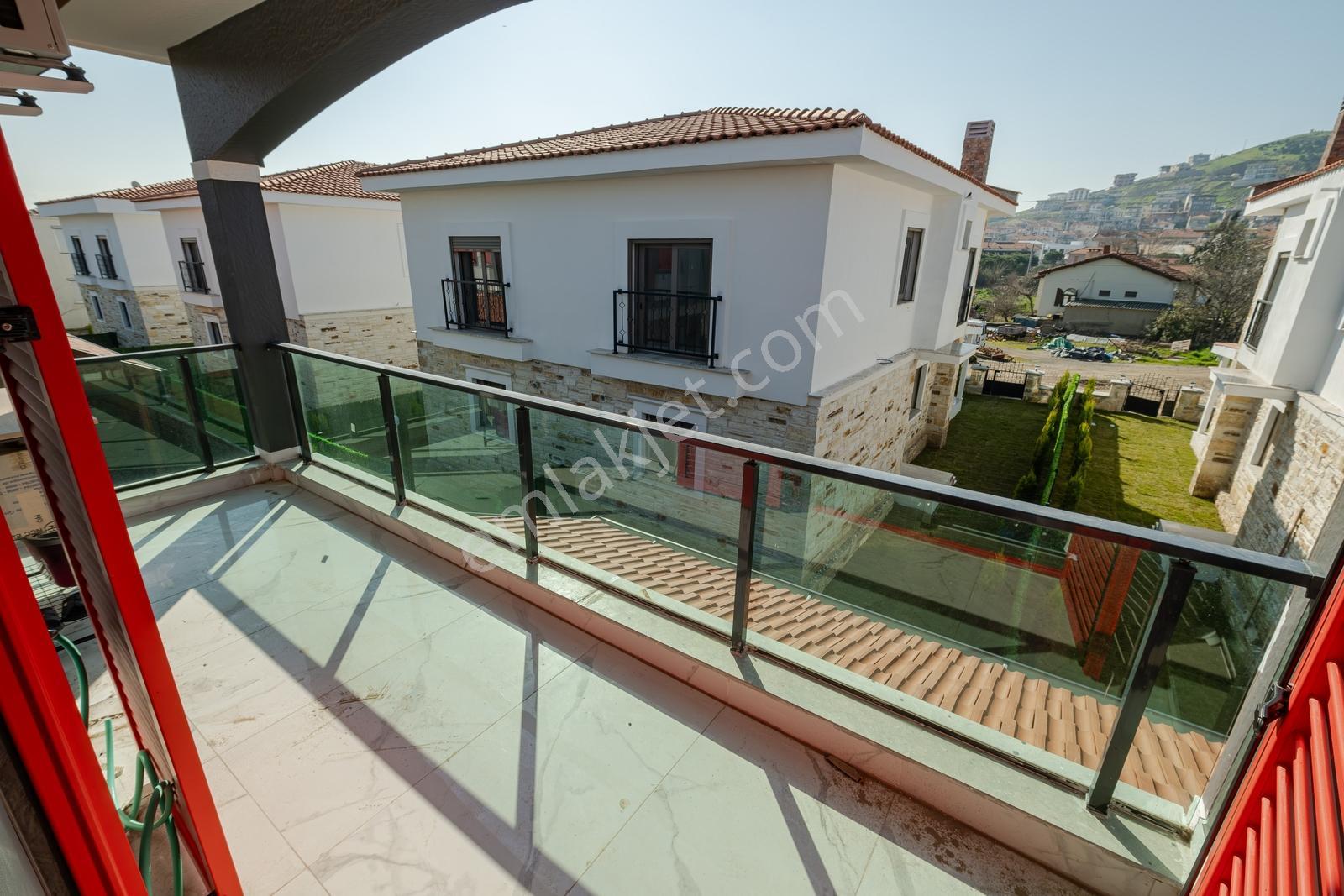 Foça Bağarası'nda Merkezi Konumda Satılık 3+1 Villa Isı Pompalı — fotoğraf 14