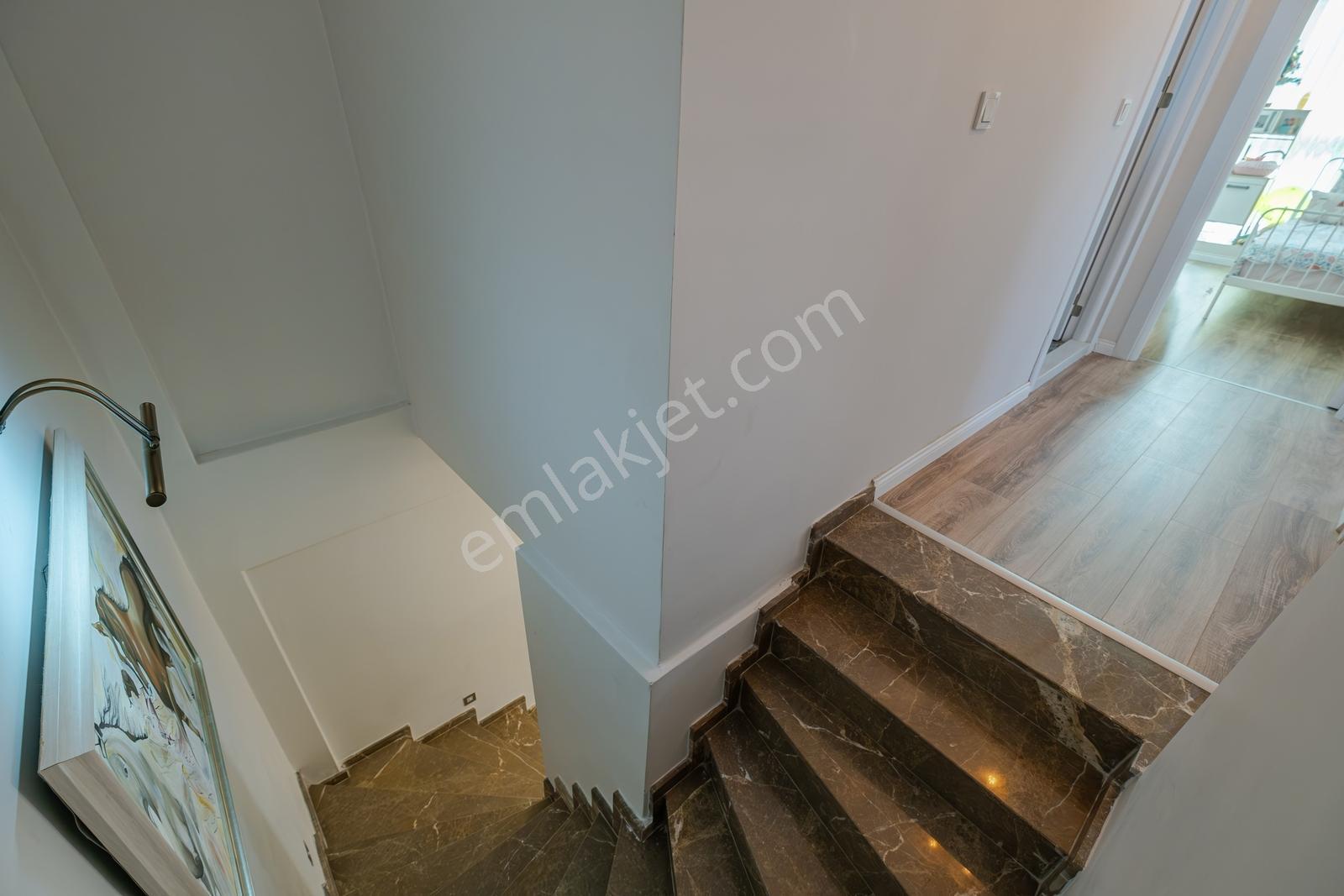 Foça Bağarası'nda Merkezi Konumda Satılık 3+1 Villa Isı Pompalı — fotoğraf 23