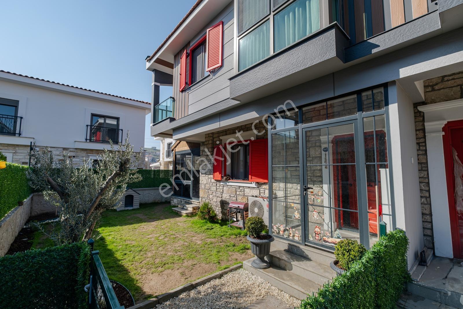 Foça Bağarası'nda Merkezi Konumda Satılık 3+1 Villa Isı Pompalı — fotoğraf 32
