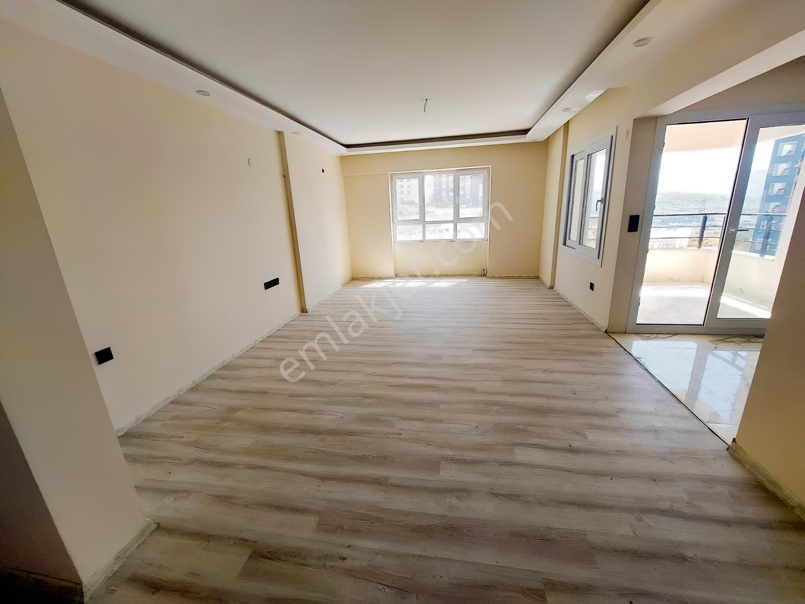 Kuşadası Değirmendere'de Kısmi Deniz Manzaralı 2+1 Satılık Daire — fotoğraf 4