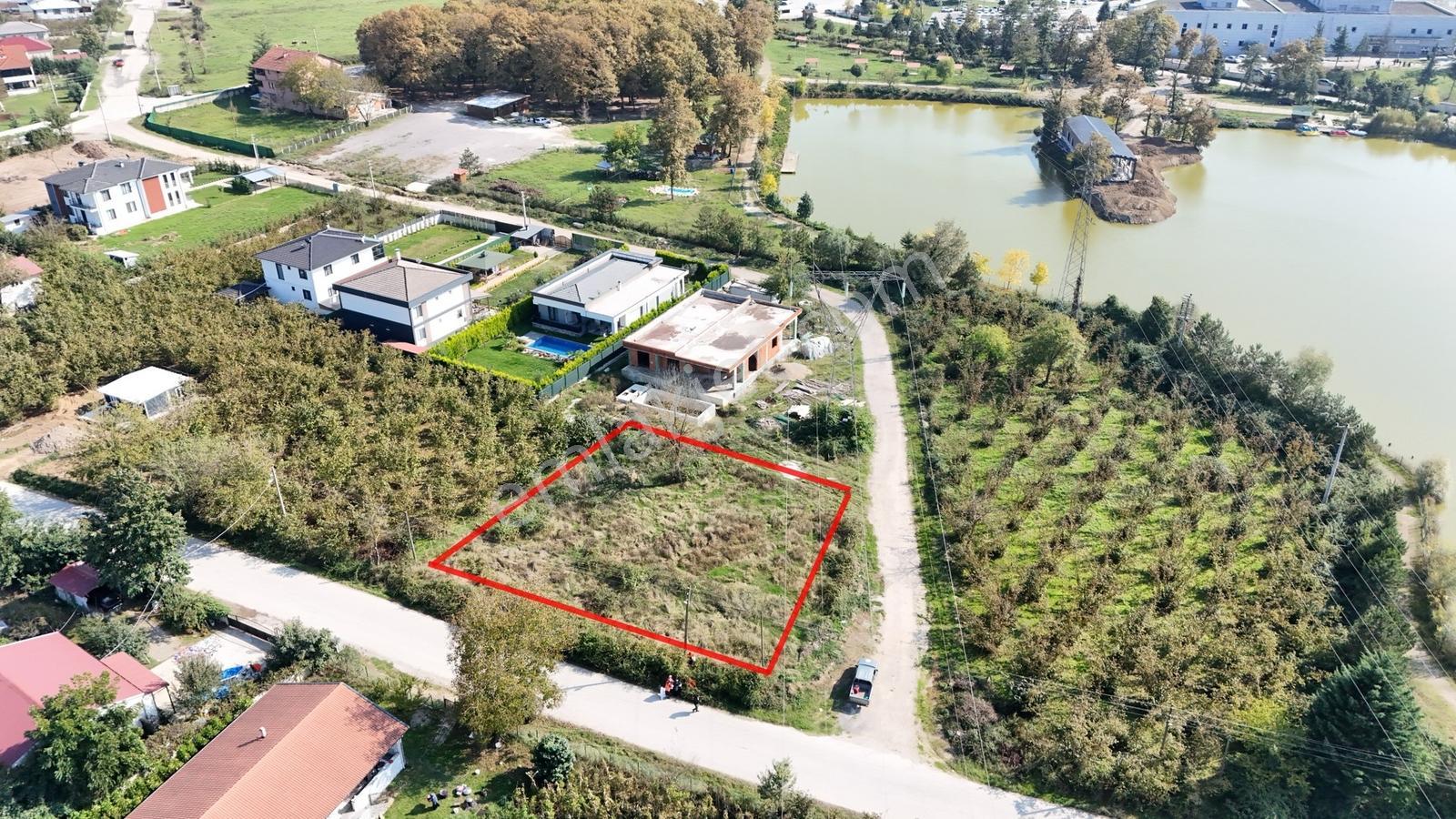 Kw Metsa'dan Muncurlu Gölet Yanında 1038 M² Köşe Satılık Arsa — fotoğraf 3