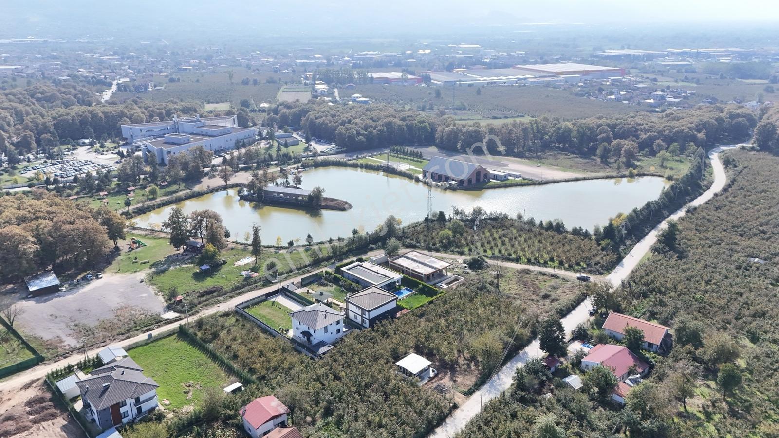 Kw Metsa'dan Muncurlu Gölet Yanında 1038 M² Köşe Satılık Arsa — fotoğraf 11
