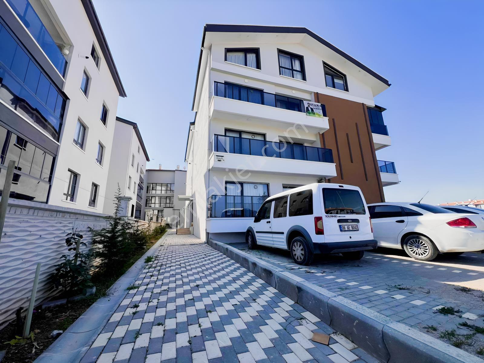 Alaçatı'dan Bulvara Yakın/ Önü Açık /geniş 3+1 — fotoğraf 2