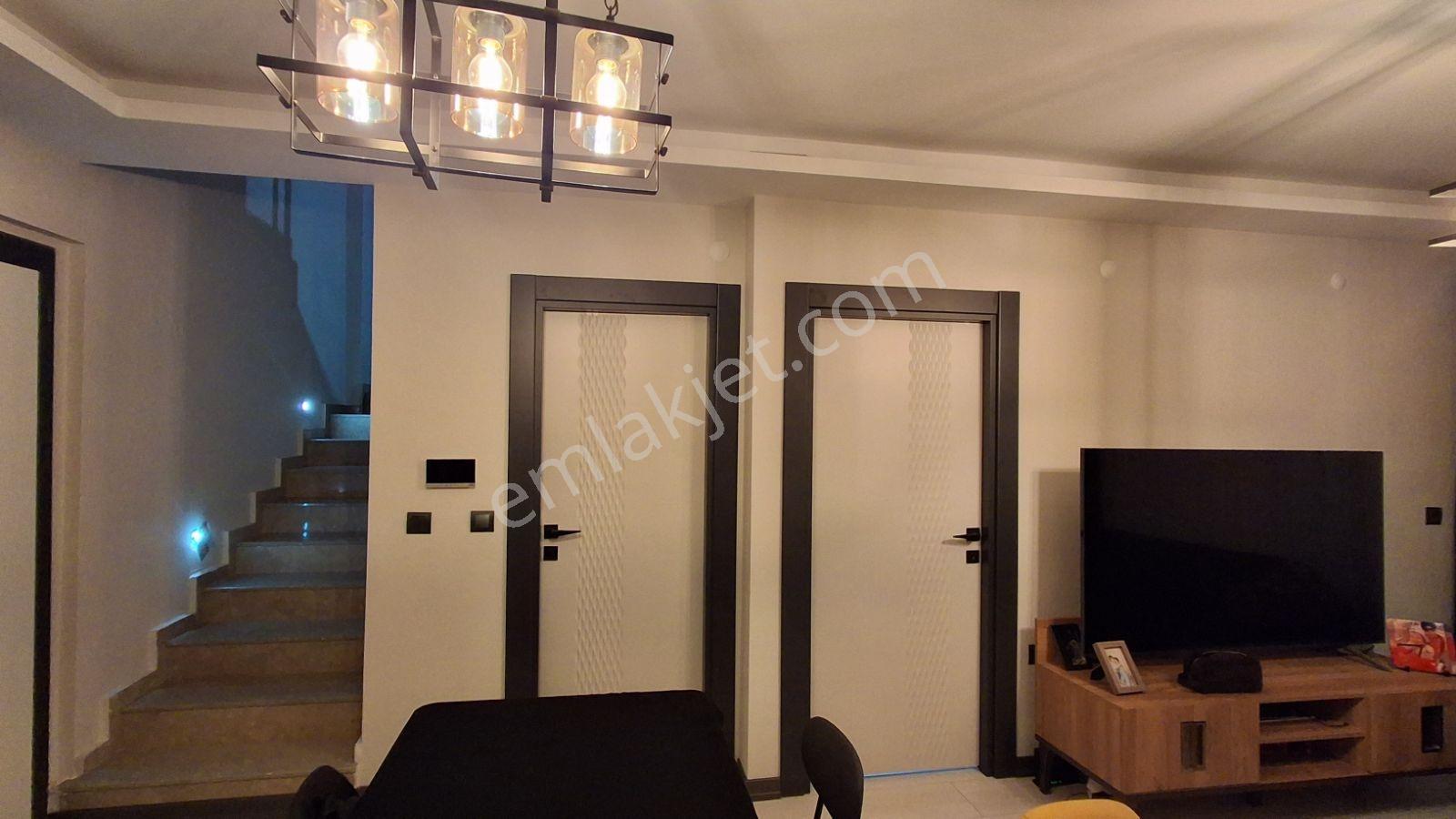 Alaçatı'dan Bulvara Yakın/ Önü Açık /geniş 3+1 — fotoğraf 19