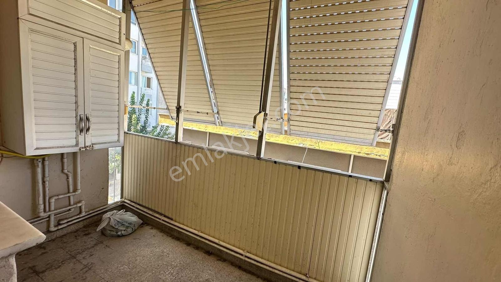 Cadde Üzerinde 3+1 Arakat Köşe Metro Ve Tramvay Satılık Daire — fotoğraf 4