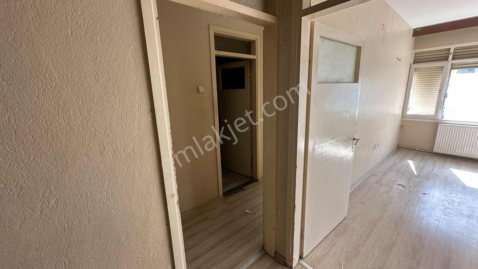 Cadde Üzerinde 3+1 Arakat Köşe Metro Ve Tramvay Satılık Daire — fotoğraf 17