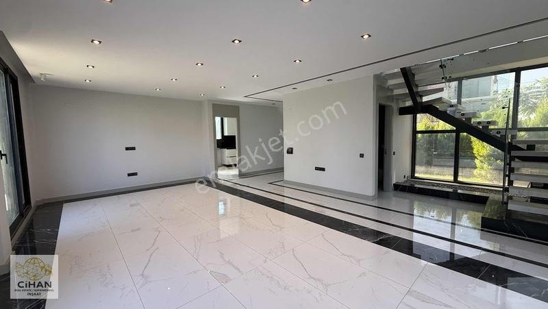 Kuşadasında Denize Yakın 4+1 Satılık Villa — fotoğraf 6