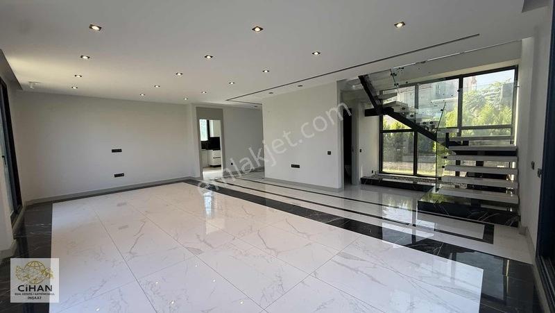 Kuşadasında Denize Yakın 4+1 Satılık Villa — fotoğraf 7