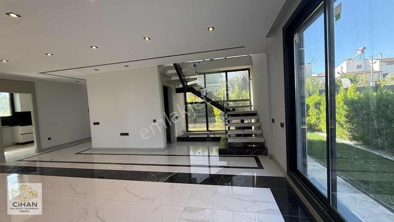 Kuşadasında Denize Yakın 4+1 Satılık Villa — fotoğraf 9