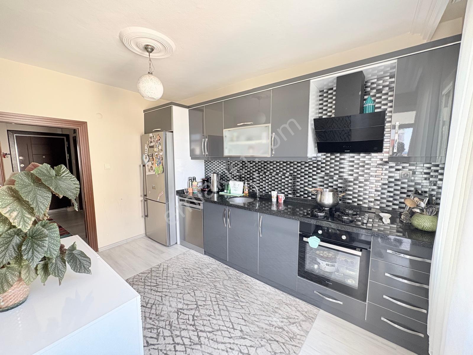 Prestij'den Aydınlıkevler'de Asansörlü Full Yapılı Ferah 3+1 — fotoğraf 2