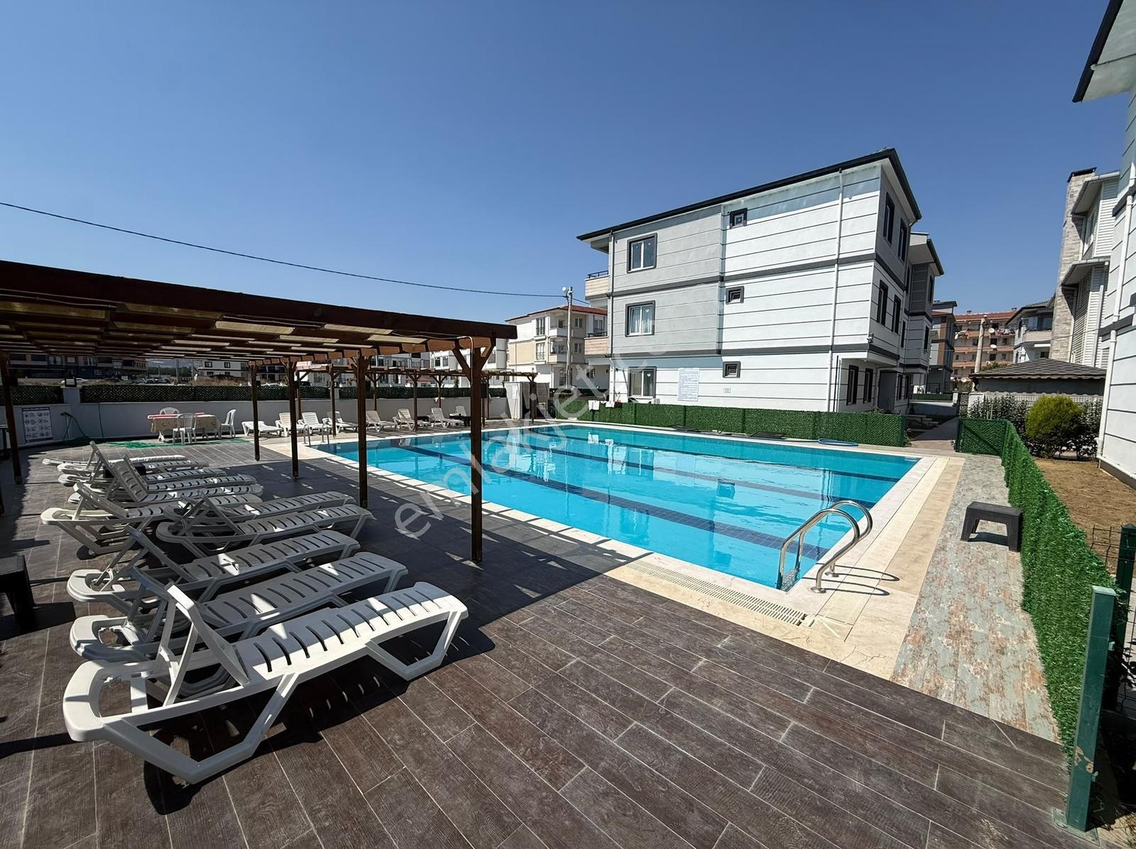 Kumbağ Mah Site İçerisinde Çift Havuzlu Satılık 1+1 — fotoğraf 3