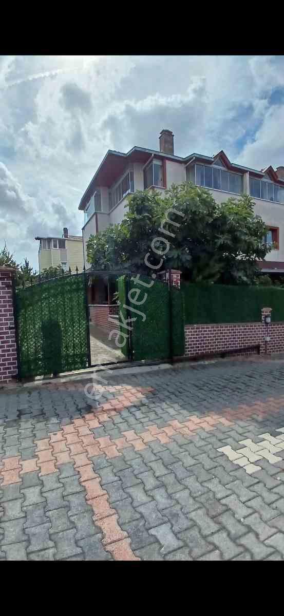 Arnavutköy, Bolluca , Mavıgöl Evlerı Sıtesınde 500m2 Arsa Içerısınde Satılık Villa . — fotoğraf 2