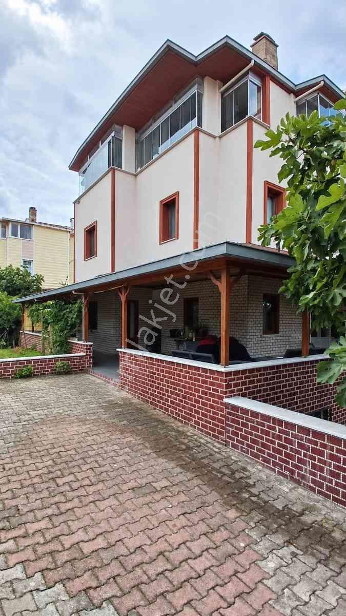 Arnavutköy, Bolluca , Mavıgöl Evlerı Sıtesınde 500m2 Arsa Içerısınde Satılık Villa . — fotoğraf 3