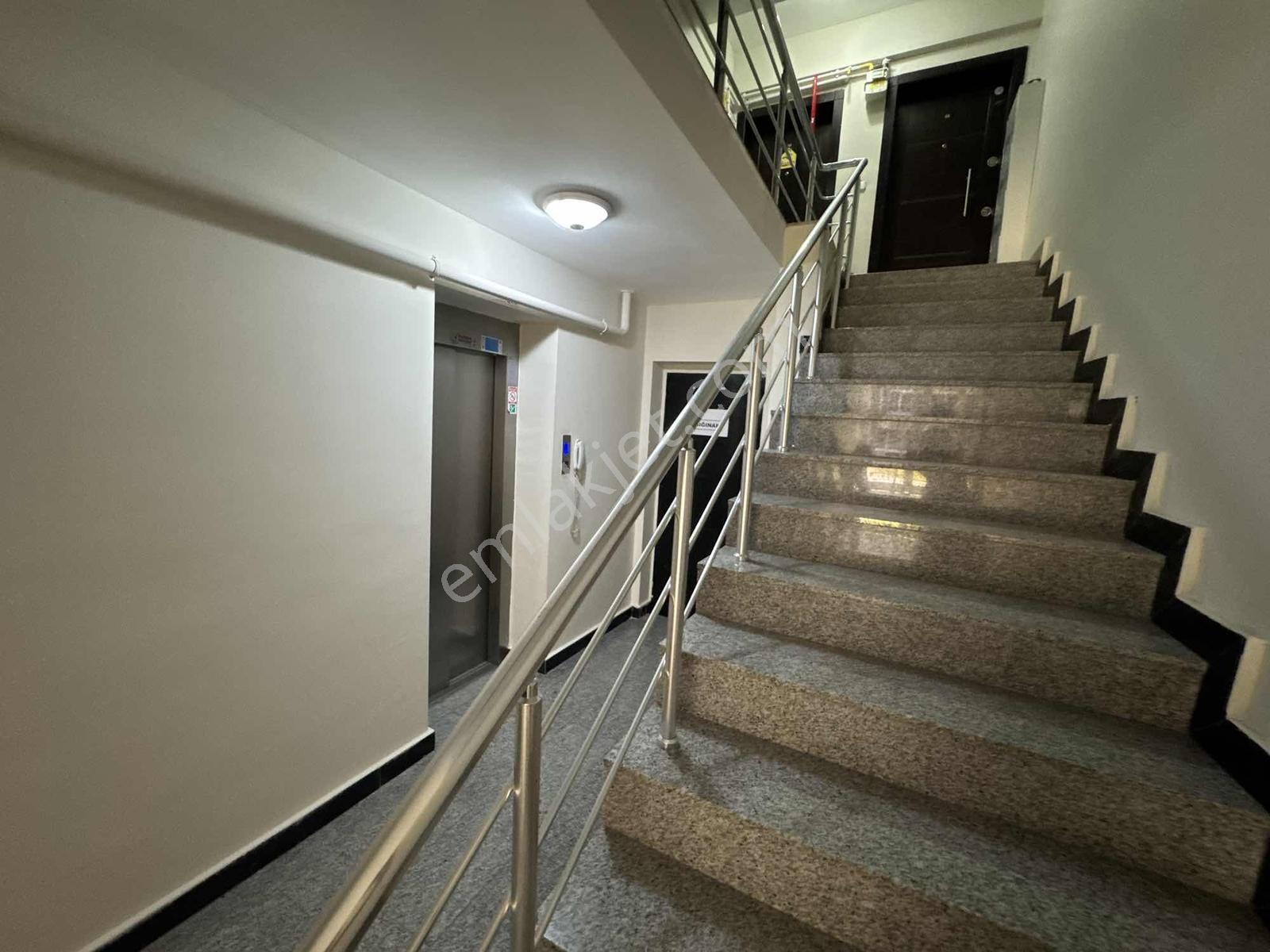 Menderes Coldwell Banker'dan Merkezi Konum Site İçi 2+1 — fotoğraf 8