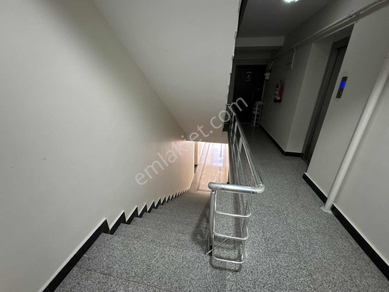 Menderes Coldwell Banker'dan Merkezi Konum Site İçi 2+1 — fotoğraf 27