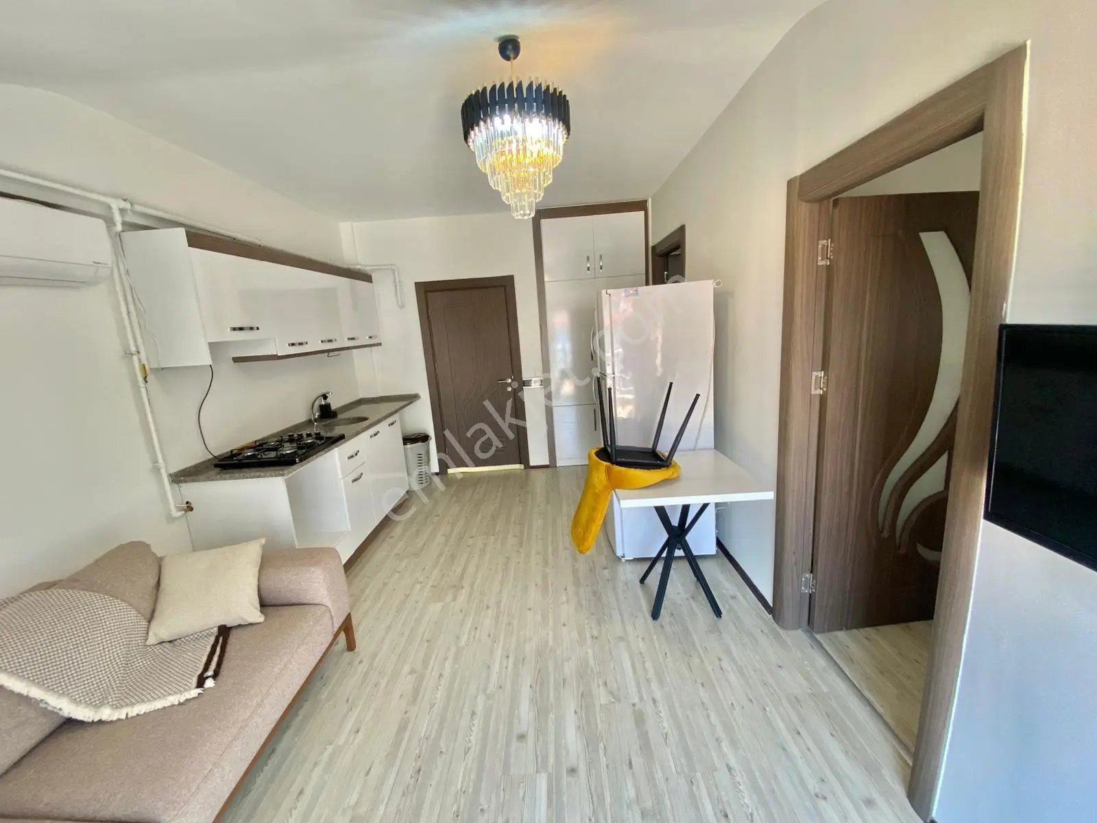 Remax Model Bağbaşı Ana Yola Yakın 1+1 Full Eşyalı Satılık Apart — fotoğraf 2