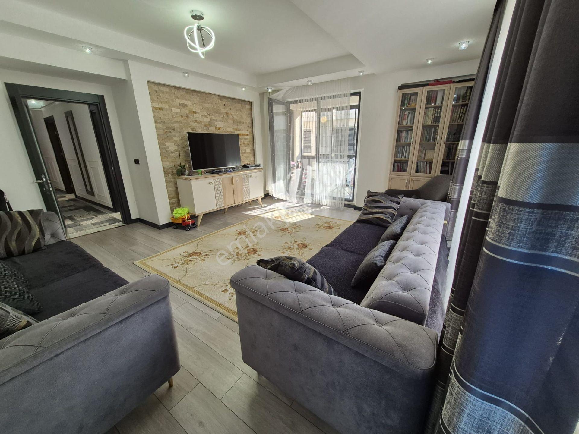 B&u Gayrimenkul'den İstasyon'da Whıte House Sitesinde Geniş 3+1 — fotoğraf 3