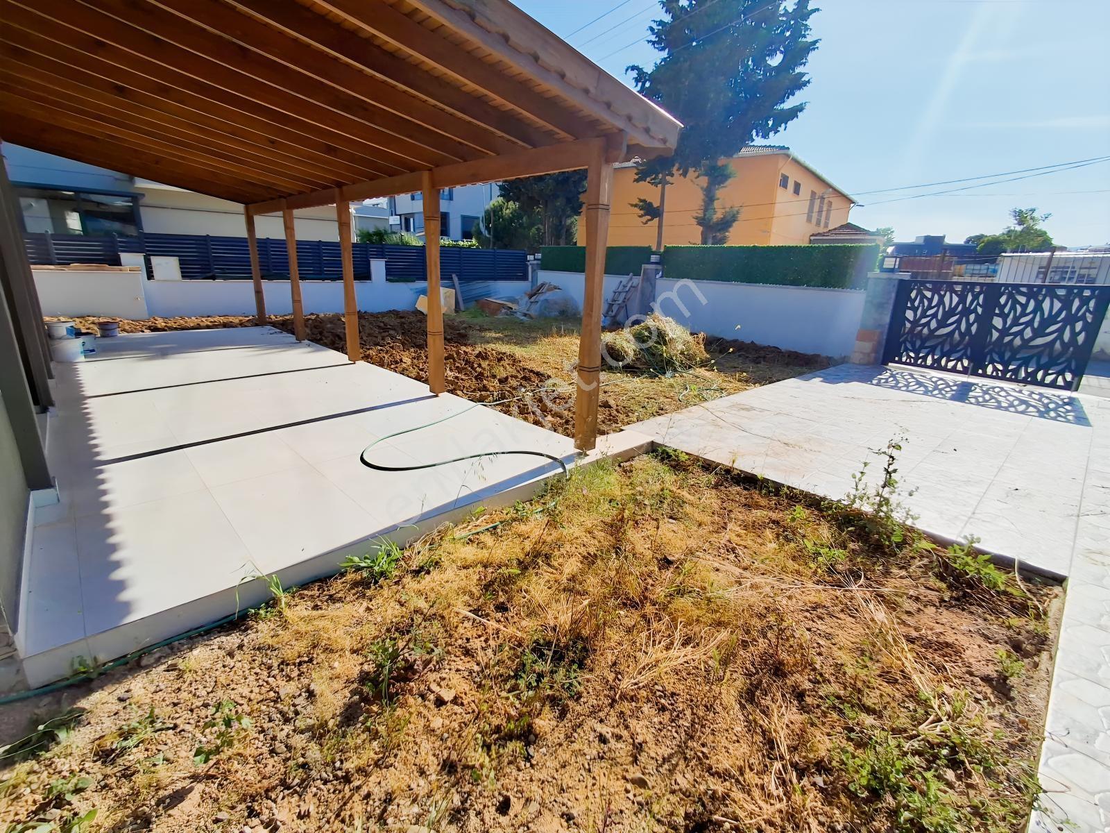 Bal Gayrimenkulden Gölcüklerde Geniş Bahçeli 3+1 Villa — fotoğraf 3