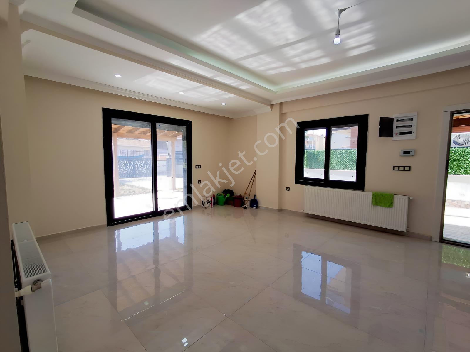 Bal Gayrimenkulden Gölcüklerde Geniş Bahçeli 3+1 Villa — fotoğraf 4