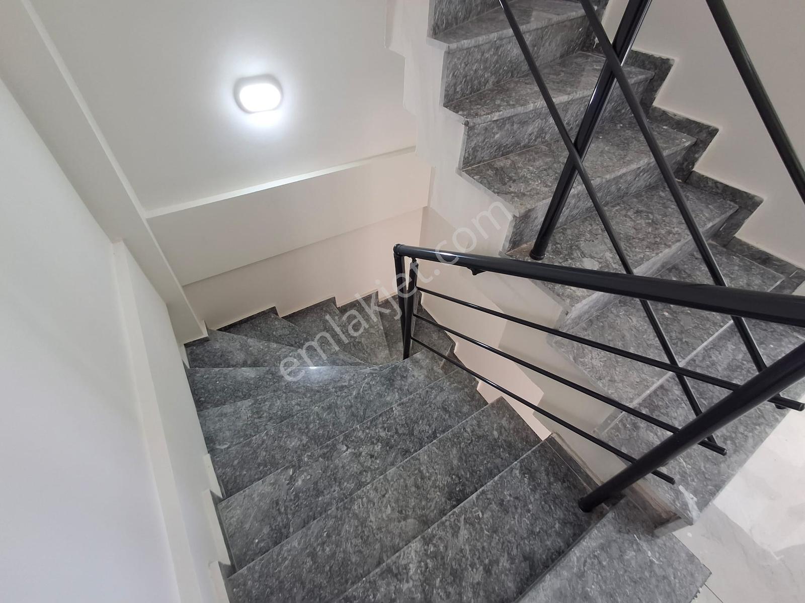 Bal Gayrimenkulden Gölcüklerde Geniş Bahçeli 3+1 Villa — fotoğraf 7