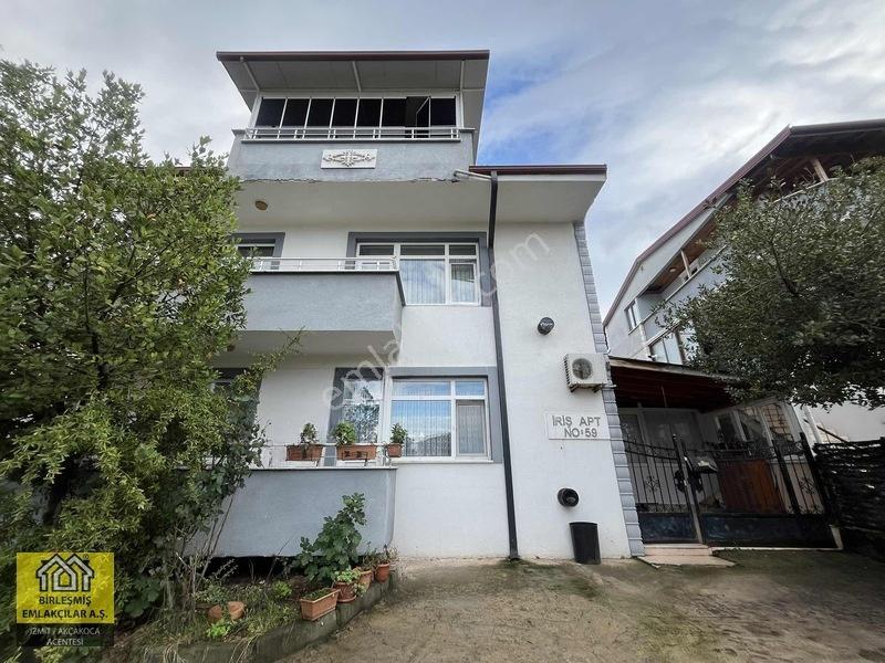 Başiskele'De 409M2 Arsa İçerisinde Satılık Müstakil 3 Katlı Bina