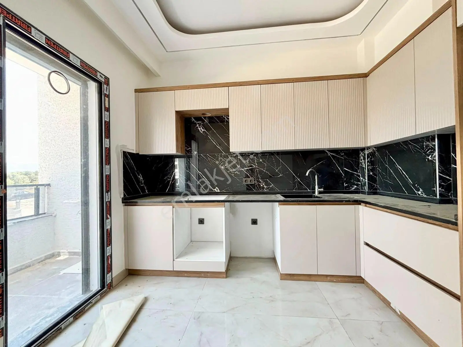 ꧁ay Emlaktan꧂burhaniye Bademalanında Arakat Ön Cephe Ebeveyn Banyolu Satılık 2+1 Ultra Lüks Daire — fotoğraf 5