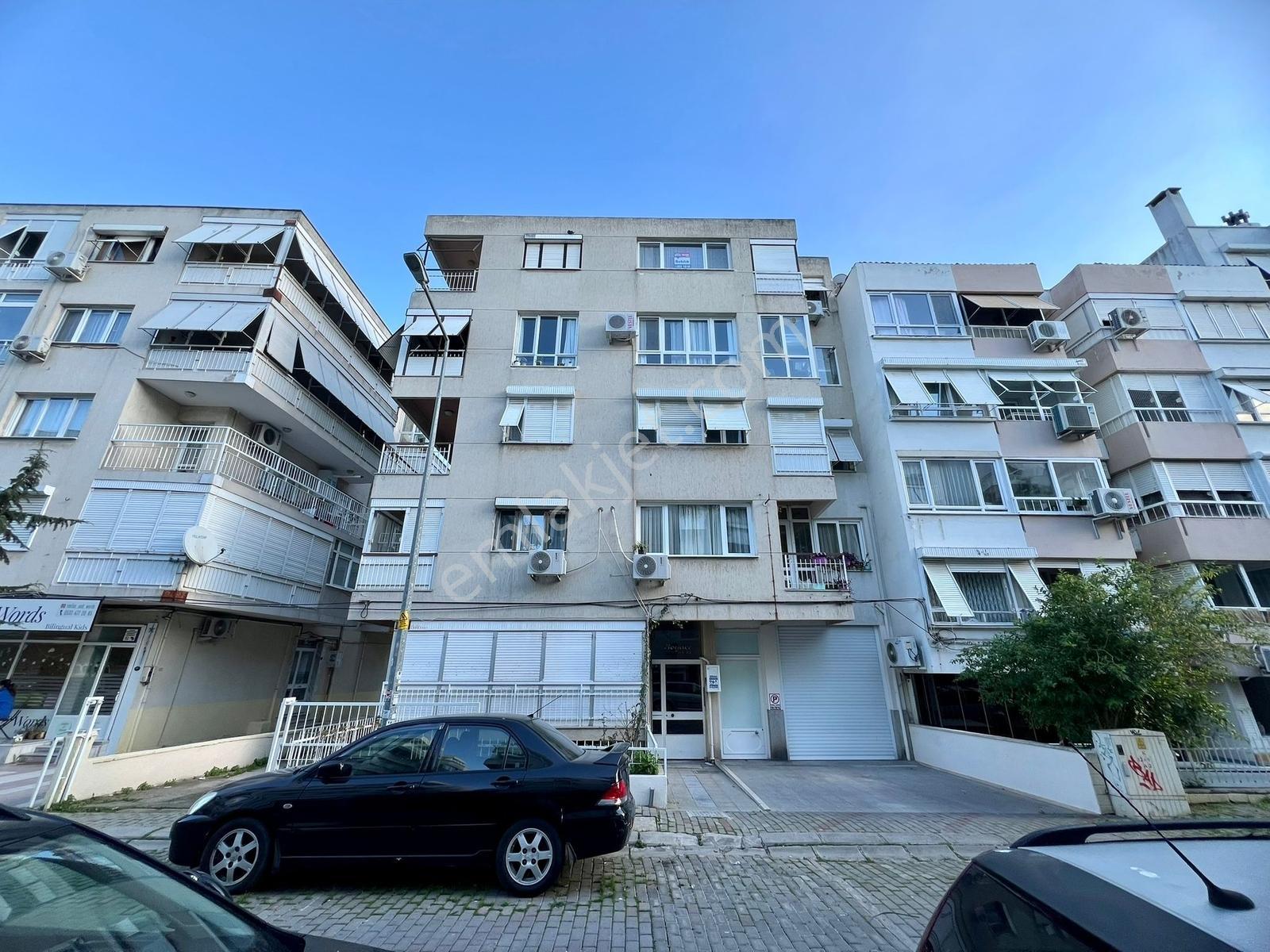Bostanlı Merkez De 2 +1 Satılık Daire — fotoğraf 3