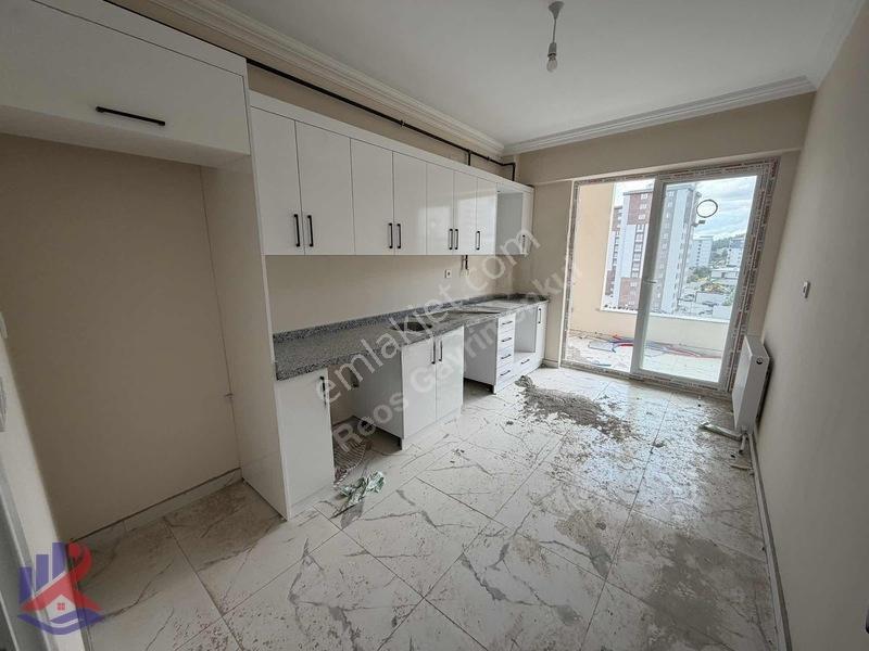 Reos Gayrimenkul'den K.çevre Yolunda Sıfır Geniş Satılık 2+1 — fotoğraf 3