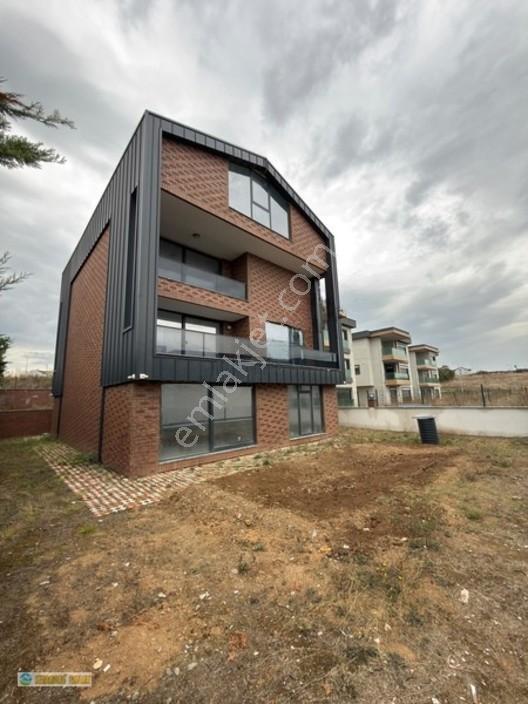 Karadağ Gayrimenkulden Nilüfer Özlüce'de 4 Katlı Sıfır Villa — fotoğraf 2