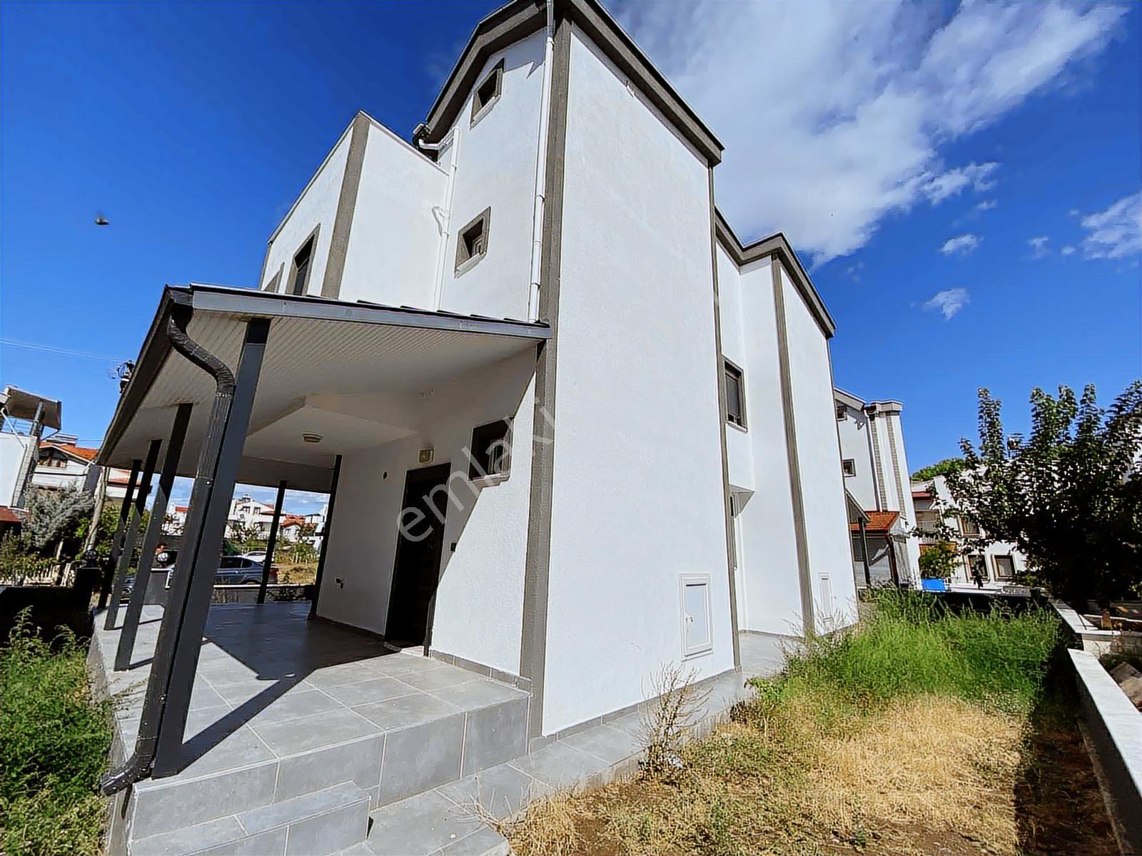 Dağlı !gayrimenkul'den 3+1 Denize 100 Metre Fırsat Villa ! — fotoğraf 4